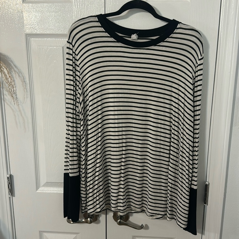 cy long sleeve top size large